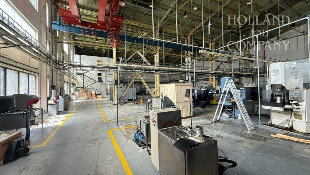 Produktions- und Lagerhalle mit Brückenkran zum Verkauf – Trenčín