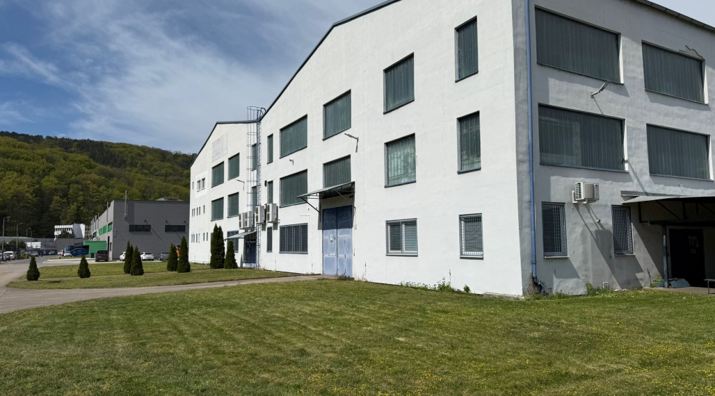 Produktions- und Lagerhalle mit Brückenkran zum Verkauf – Trenčín