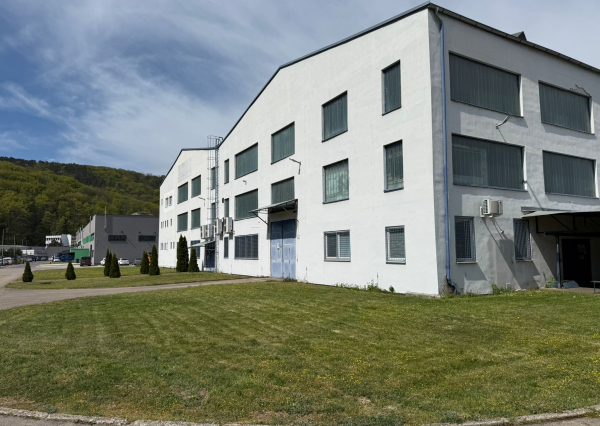 Produktions- und Lagerhalle mit Brückenkran zum Verkauf – Trenčín