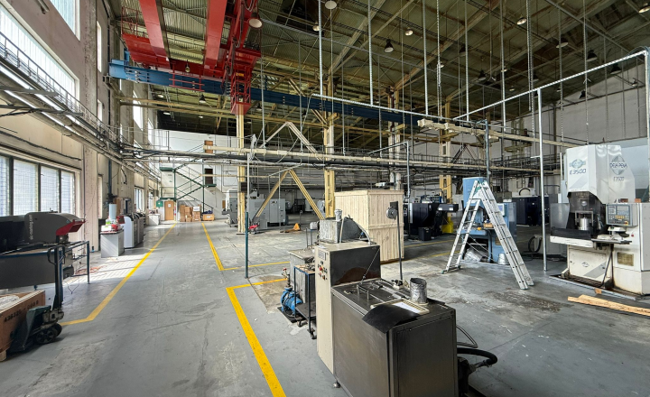 Produktions- und Lagerhalle mit Brückenkran zum Verkauf – Trenčín - fotografia 1